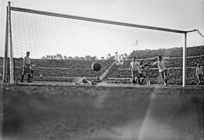 Héctor Castro scores in 1930 World Cup Final