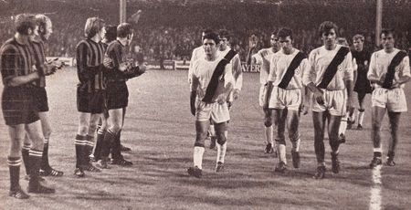 Manchester City players applaud Bologna, 1970